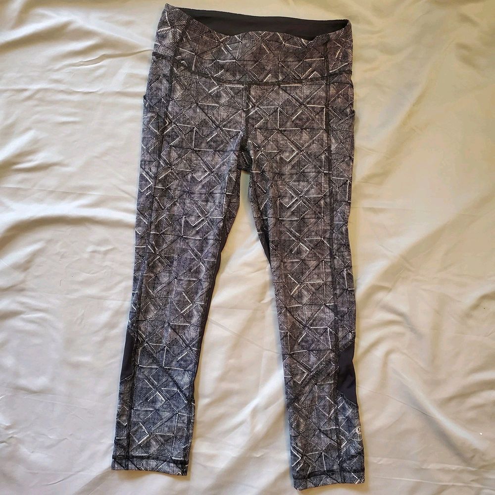 LULULEMON Pace Rival Crop Formation Alpine White Black Leggings Size 4 Zipper